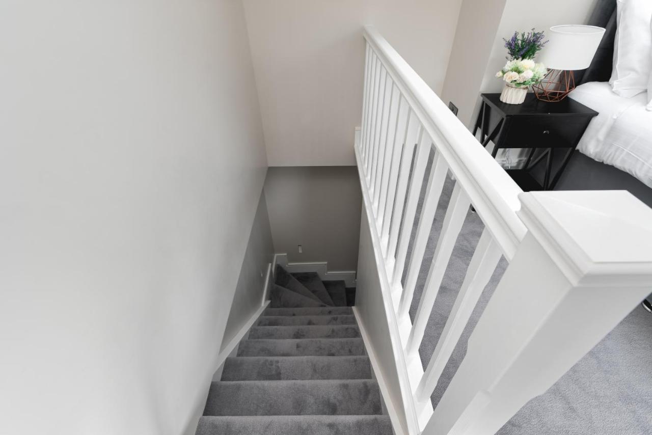 Skyvillion - Cozy Large 4 & 1 Bed Apartments In London Enfield, Mins To Tube Station, Free Wi-Fi ภายนอก รูปภาพ