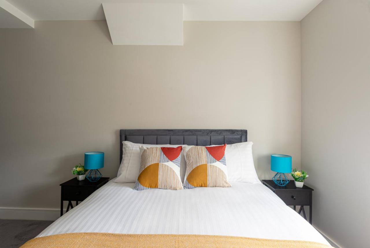 Skyvillion - Cozy Large 4 & 1 Bed Apartments In London Enfield, Mins To Tube Station, Free Wi-Fi ภายนอก รูปภาพ