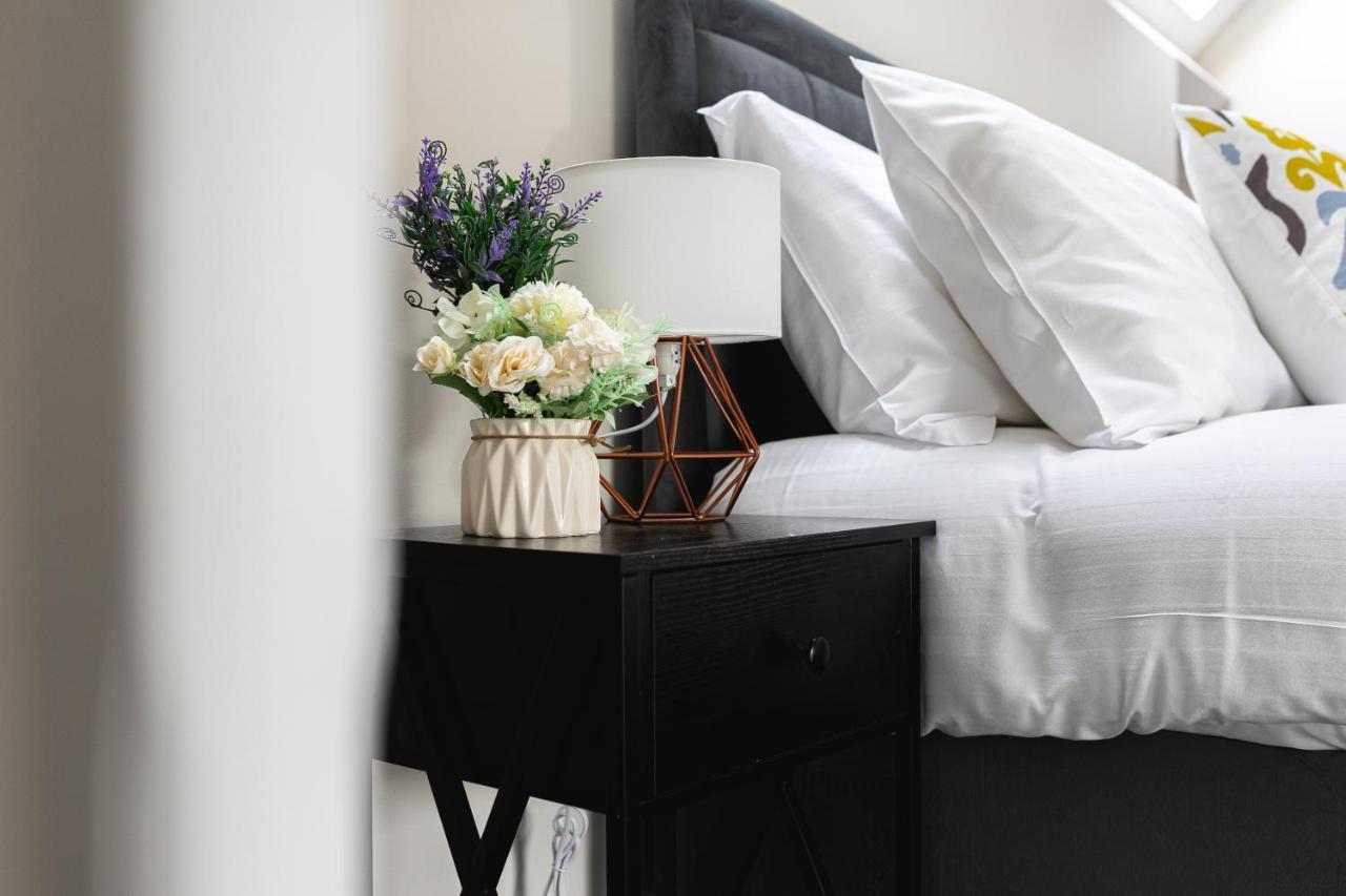 Skyvillion - Cozy Large 4 & 1 Bed Apartments In London Enfield, Mins To Tube Station, Free Wi-Fi ภายนอก รูปภาพ