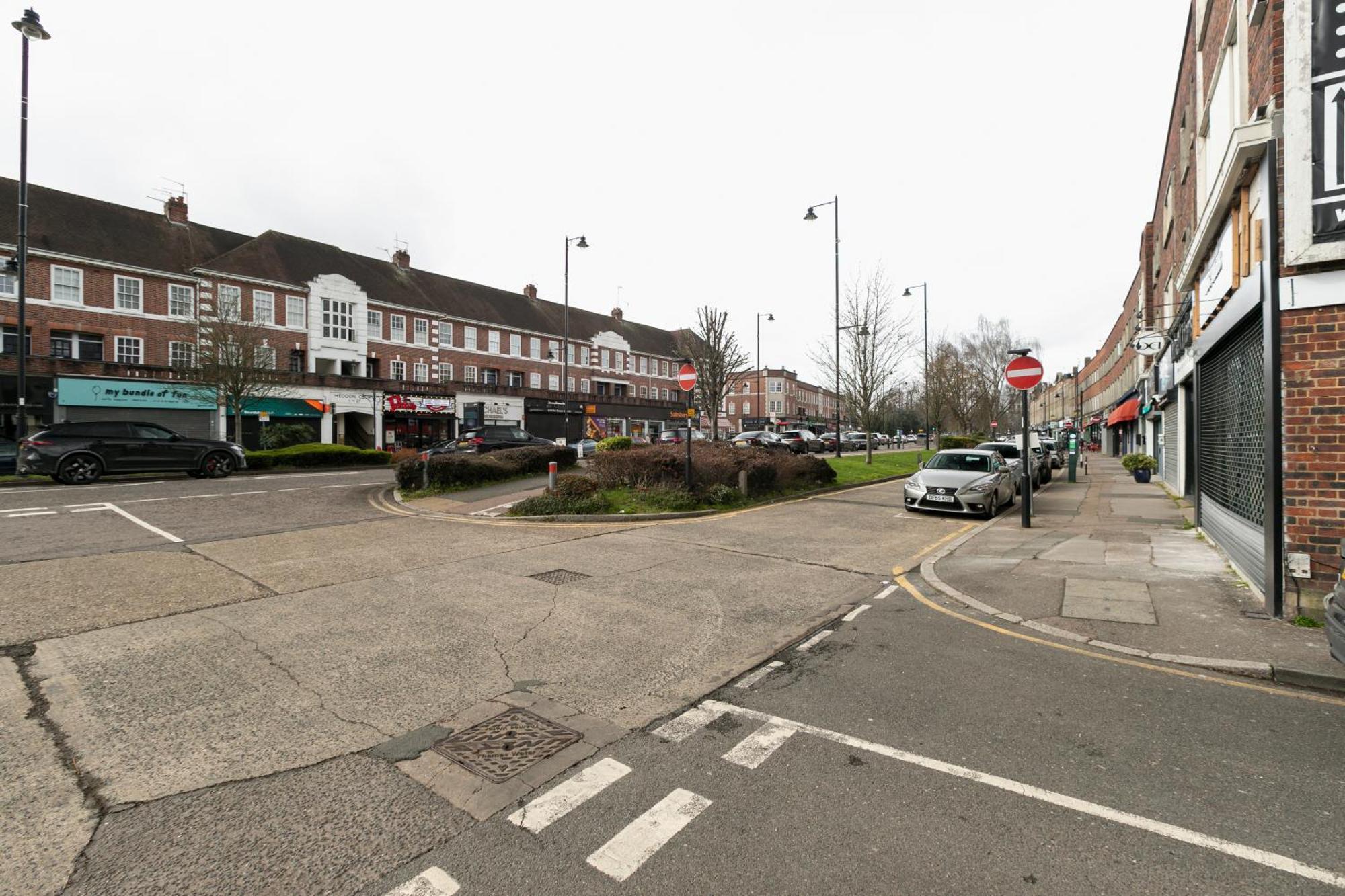 Skyvillion - Cozy Large 4 & 1 Bed Apartments In London Enfield, Mins To Tube Station, Free Wi-Fi ภายนอก รูปภาพ
